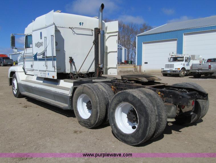 image for item E4677 1997 Freightliner FLD120 semi truck