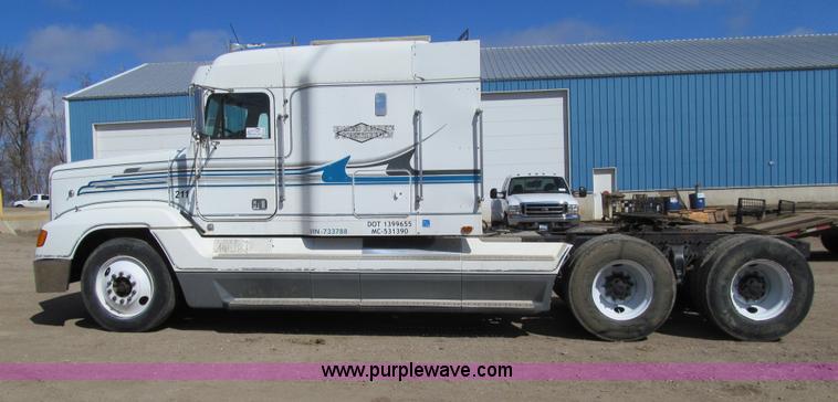 image for item E4677 1997 Freightliner FLD120 semi truck