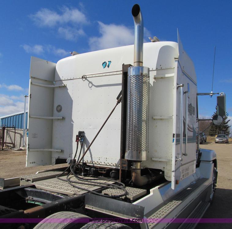 image for item E4677 1997 Freightliner FLD120 semi truck