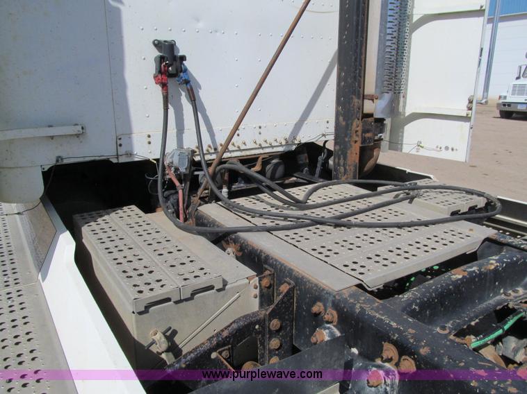 image for item E4677 1997 Freightliner FLD120 semi truck