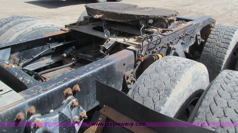 image for item E4677 1997 Freightliner FLD120 semi truck