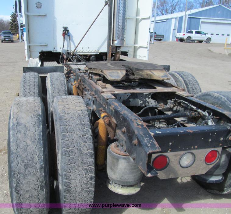 image for item E4677 1997 Freightliner FLD120 semi truck