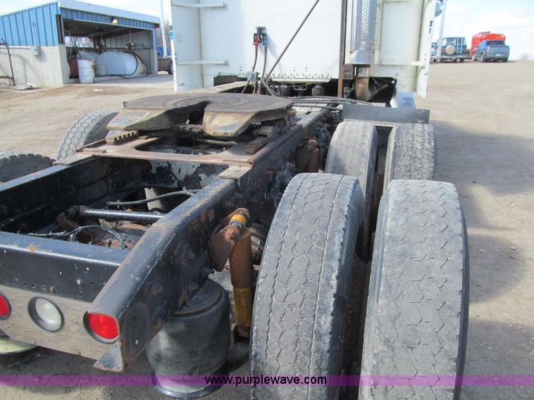 image for item E4677 1997 Freightliner FLD120 semi truck