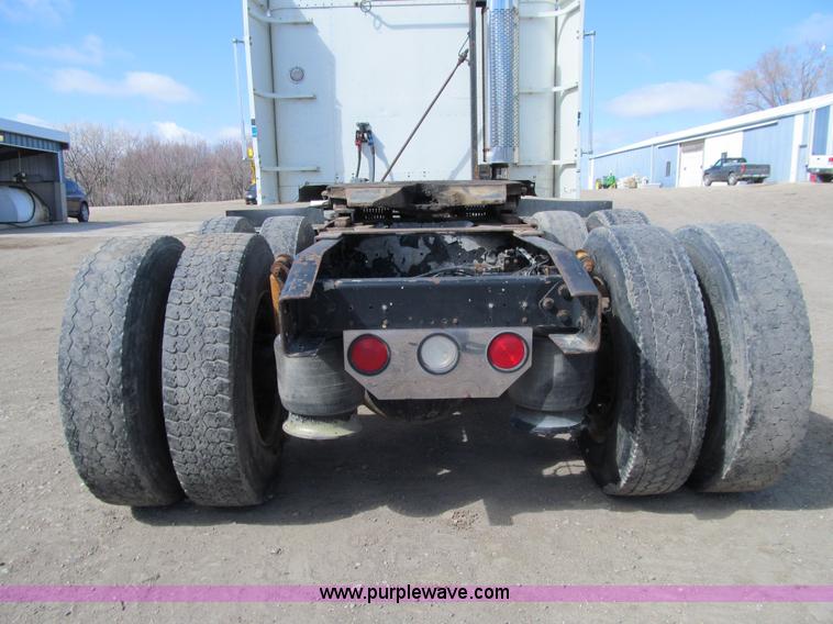 image for item E4677 1997 Freightliner FLD120 semi truck