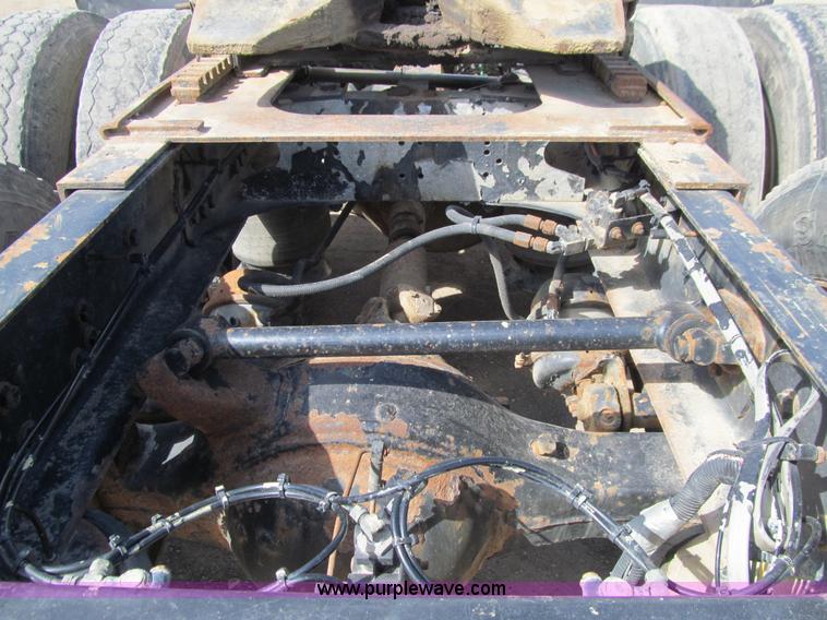 image for item E4677 1997 Freightliner FLD120 semi truck