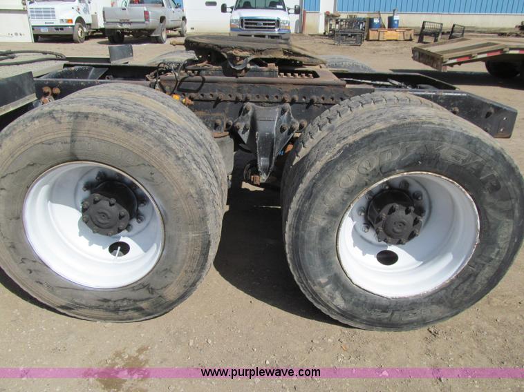 image for item E4677 1997 Freightliner FLD120 semi truck