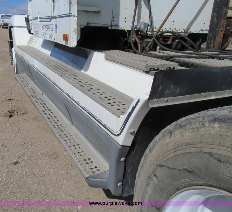 image for item E4677 1997 Freightliner FLD120 semi truck