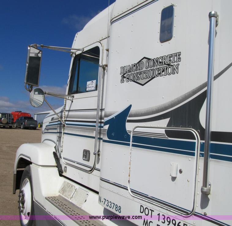 image for item E4677 1997 Freightliner FLD120 semi truck