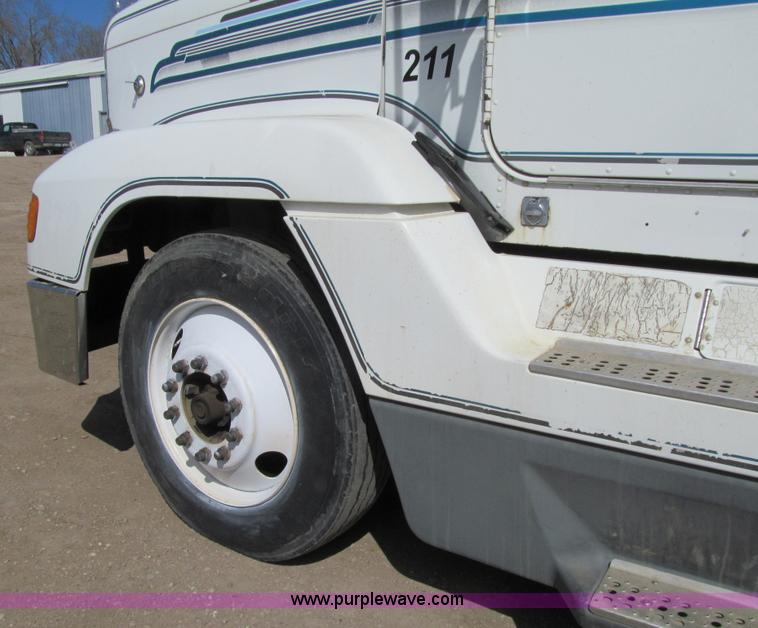 image for item E4677 1997 Freightliner FLD120 semi truck
