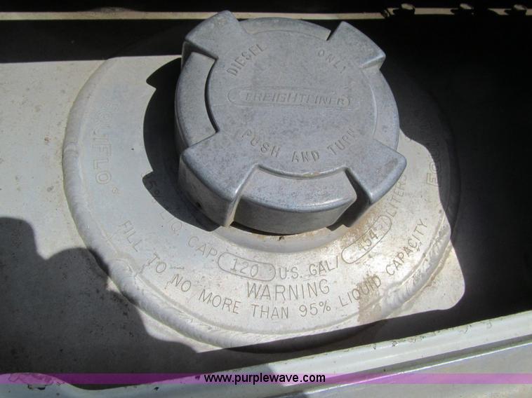 image for item E4677 1997 Freightliner FLD120 semi truck