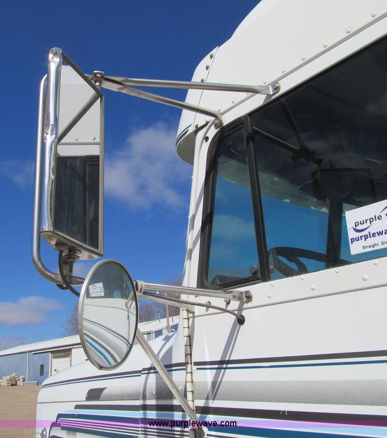 image for item E4677 1997 Freightliner FLD120 semi truck