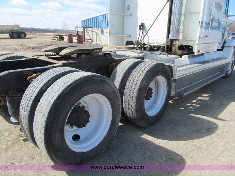 image for item E4677 1997 Freightliner FLD120 semi truck