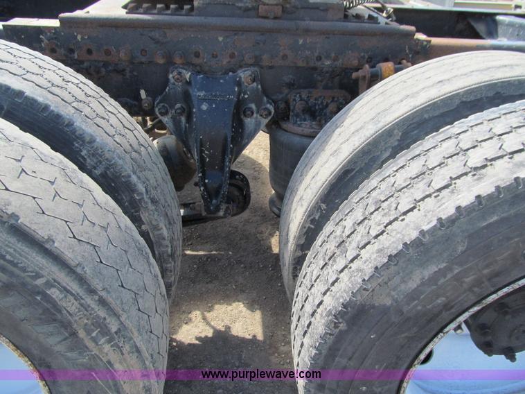 image for item E4677 1997 Freightliner FLD120 semi truck