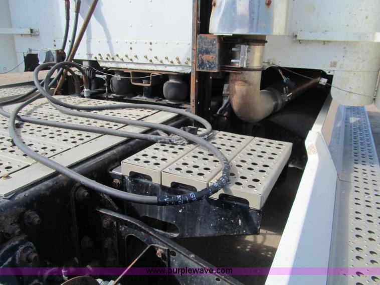 image for item E4677 1997 Freightliner FLD120 semi truck