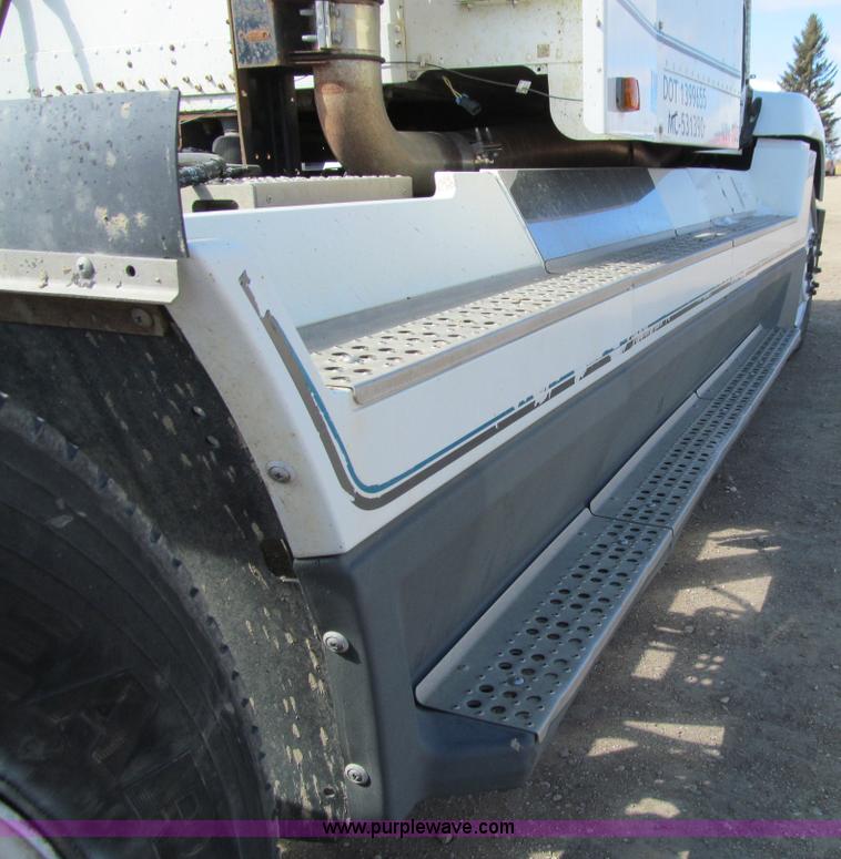 image for item E4677 1997 Freightliner FLD120 semi truck