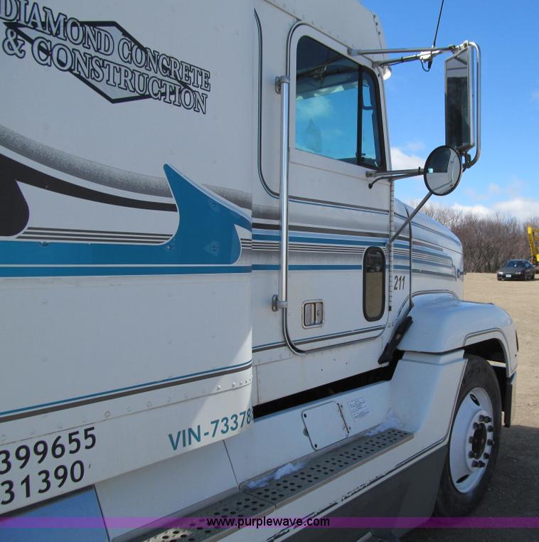 image for item E4677 1997 Freightliner FLD120 semi truck