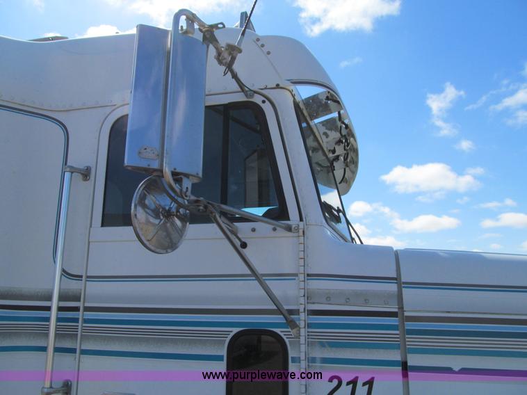 image for item E4677 1997 Freightliner FLD120 semi truck