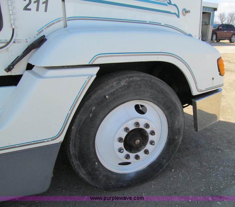 image for item E4677 1997 Freightliner FLD120 semi truck