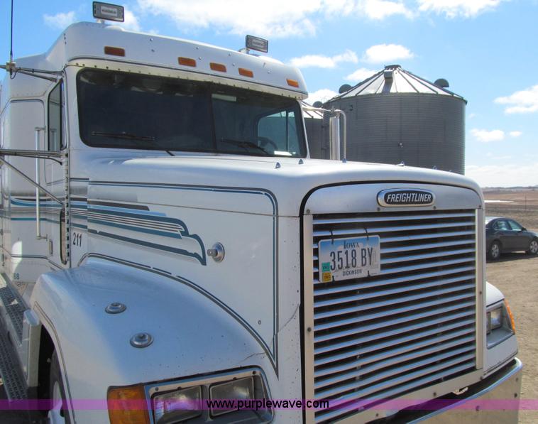 image for item E4677 1997 Freightliner FLD120 semi truck