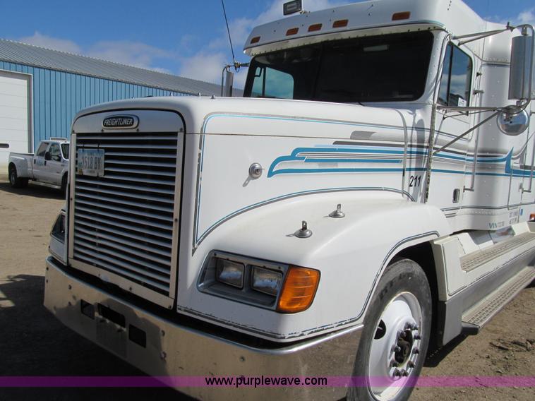 image for item E4677 1997 Freightliner FLD120 semi truck