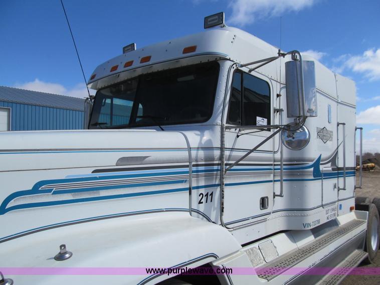image for item E4677 1997 Freightliner FLD120 semi truck