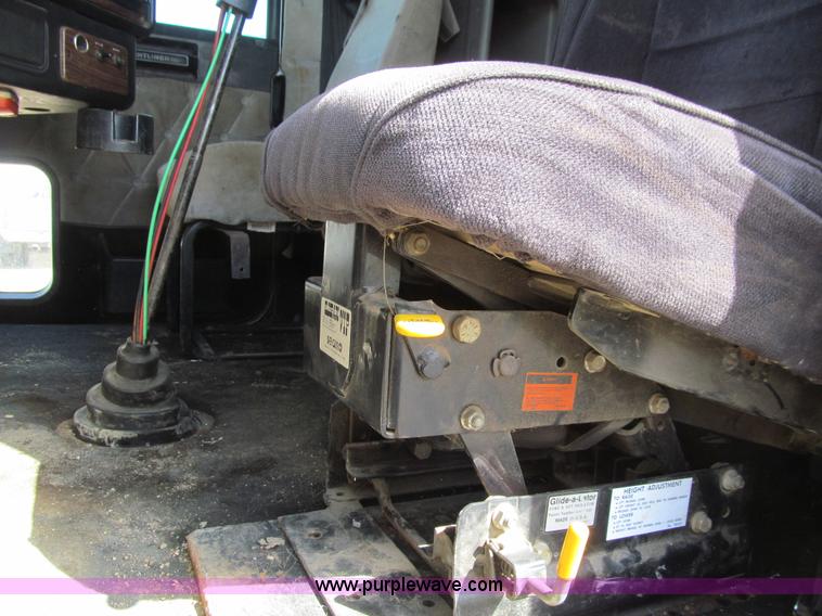 image for item E4677 1997 Freightliner FLD120 semi truck