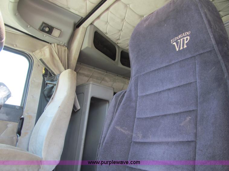 image for item E4677 1997 Freightliner FLD120 semi truck