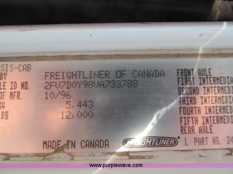 image for item E4677 1997 Freightliner FLD120 semi truck