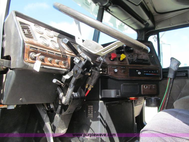 image for item E4677 1997 Freightliner FLD120 semi truck