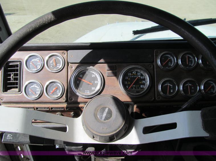 image for item E4677 1997 Freightliner FLD120 semi truck