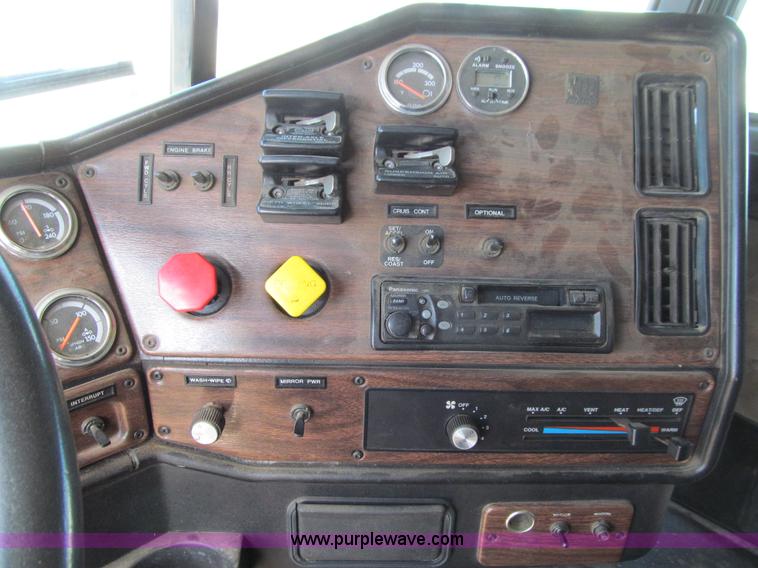 image for item E4677 1997 Freightliner FLD120 semi truck