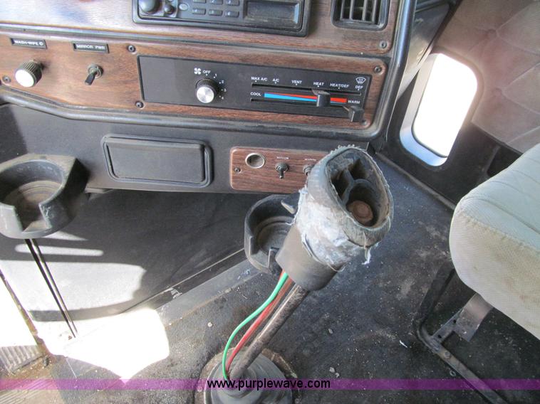 image for item E4677 1997 Freightliner FLD120 semi truck