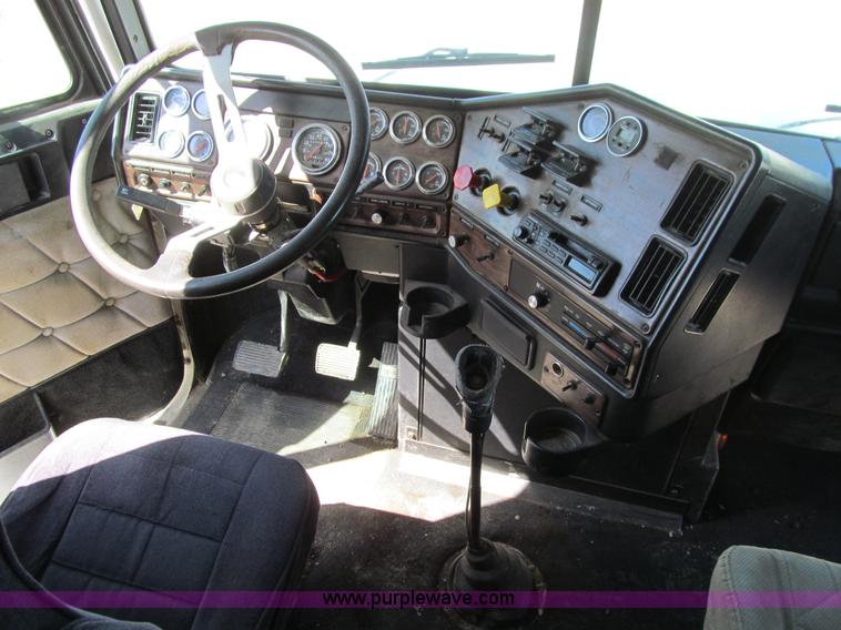 image for item E4677 1997 Freightliner FLD120 semi truck
