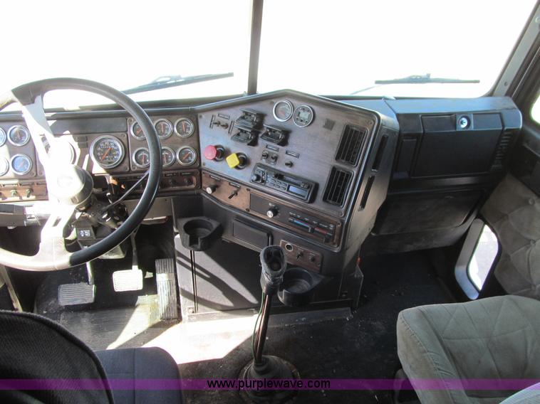 image for item E4677 1997 Freightliner FLD120 semi truck