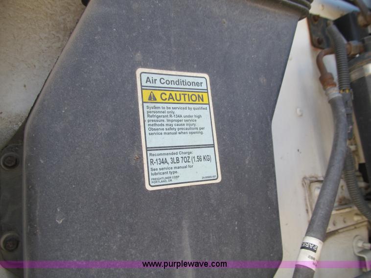 image for item E4677 1997 Freightliner FLD120 semi truck