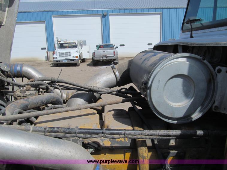 image for item E4677 1997 Freightliner FLD120 semi truck