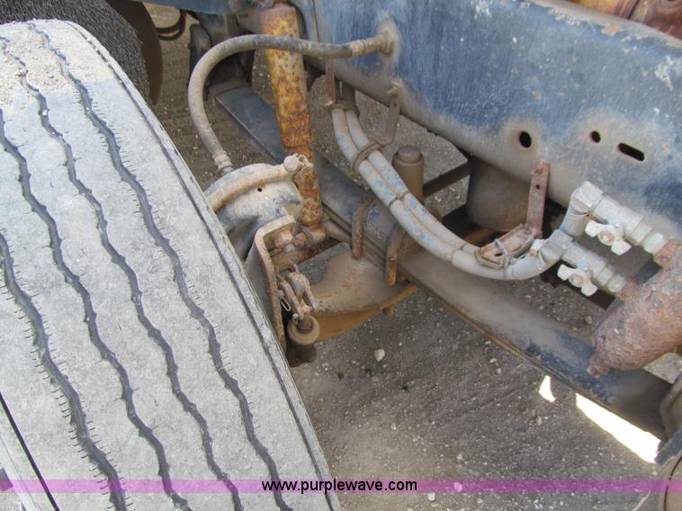 image for item E4677 1997 Freightliner FLD120 semi truck