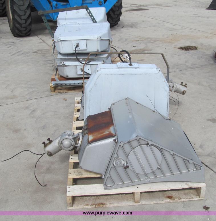 image for item E4688 Approximately 18 street light fixtures