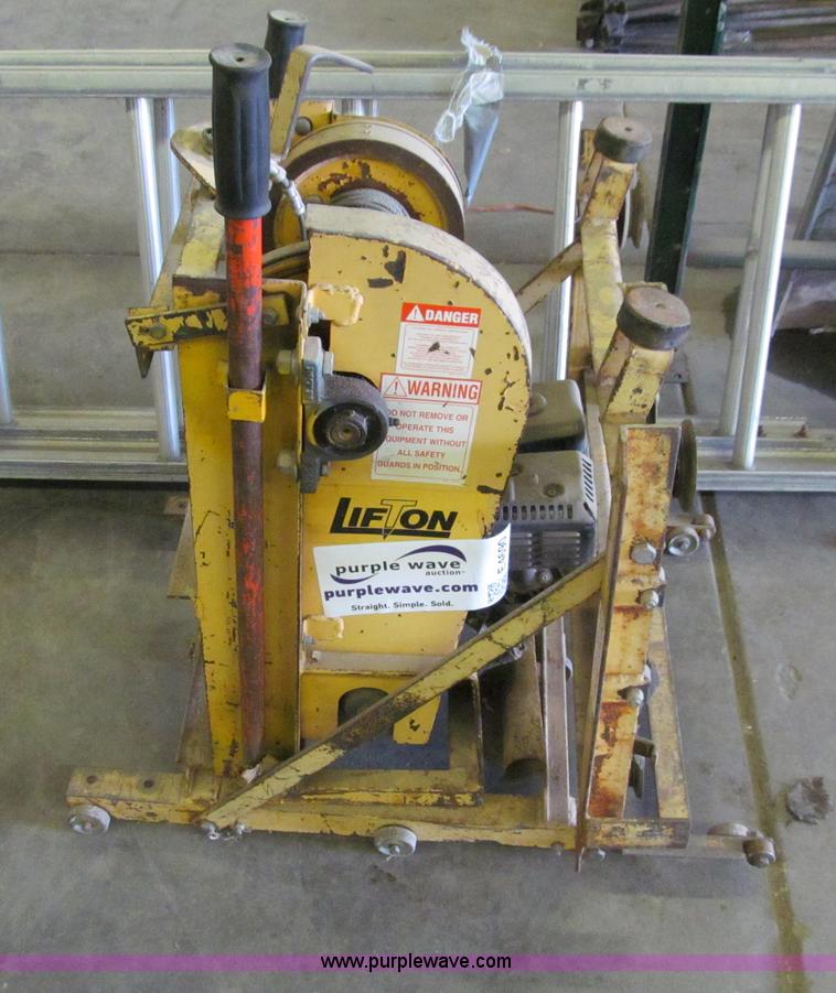 image for item E4690 Assroted tools