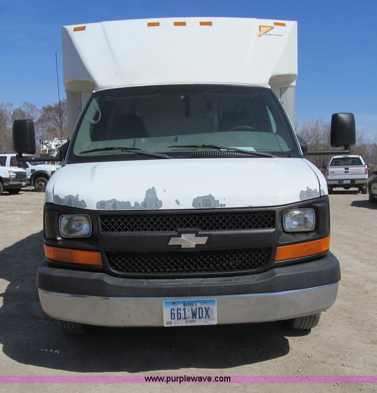 image for item E4697 2004 Chevrolet Express G3500 van