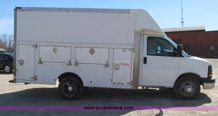 image for item E4697 2004 Chevrolet Express G3500 van