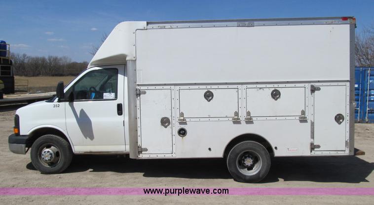 image for item E4697 2004 Chevrolet Express G3500 van