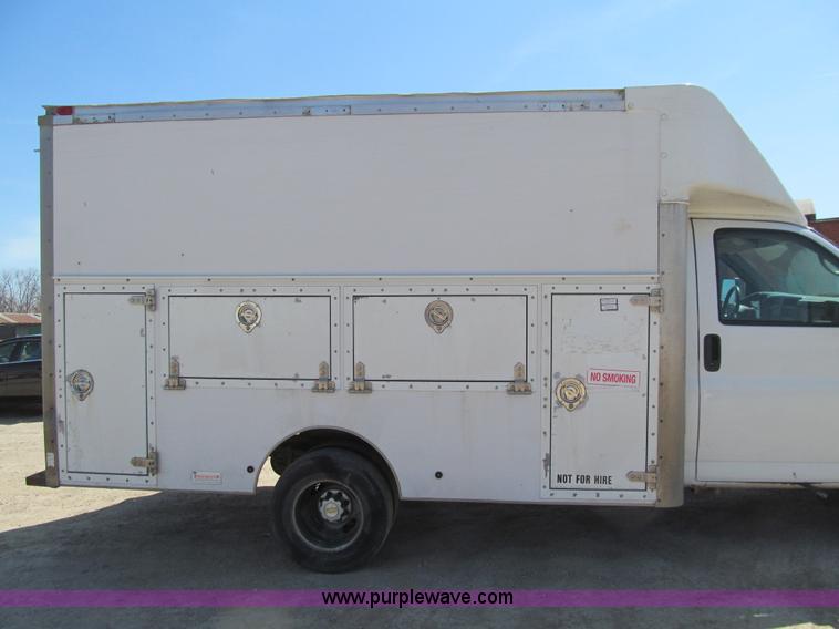 image for item E4697 2004 Chevrolet Express G3500 van
