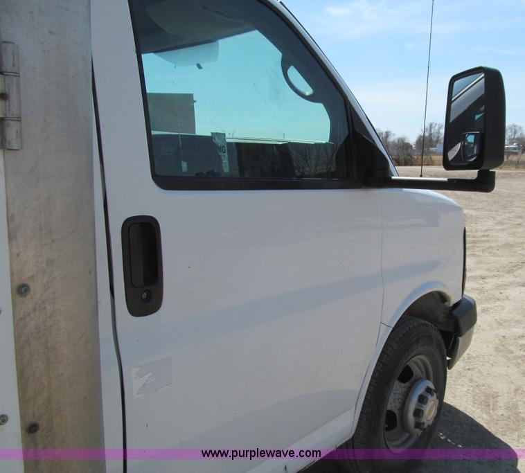 image for item E4697 2004 Chevrolet Express G3500 van