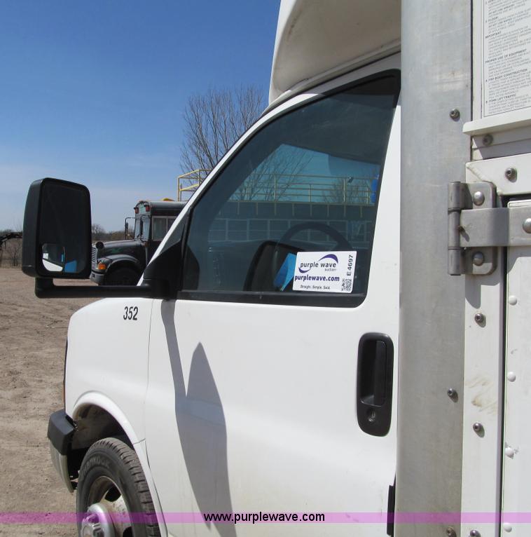 image for item E4697 2004 Chevrolet Express G3500 van