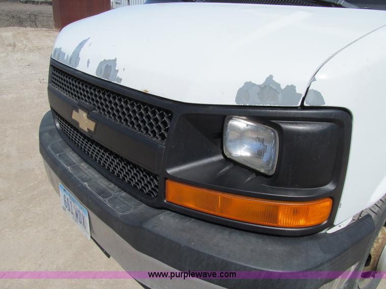 image for item E4697 2004 Chevrolet Express G3500 van