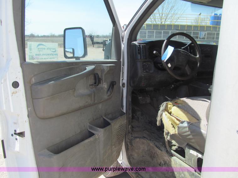 image for item E4697 2004 Chevrolet Express G3500 van