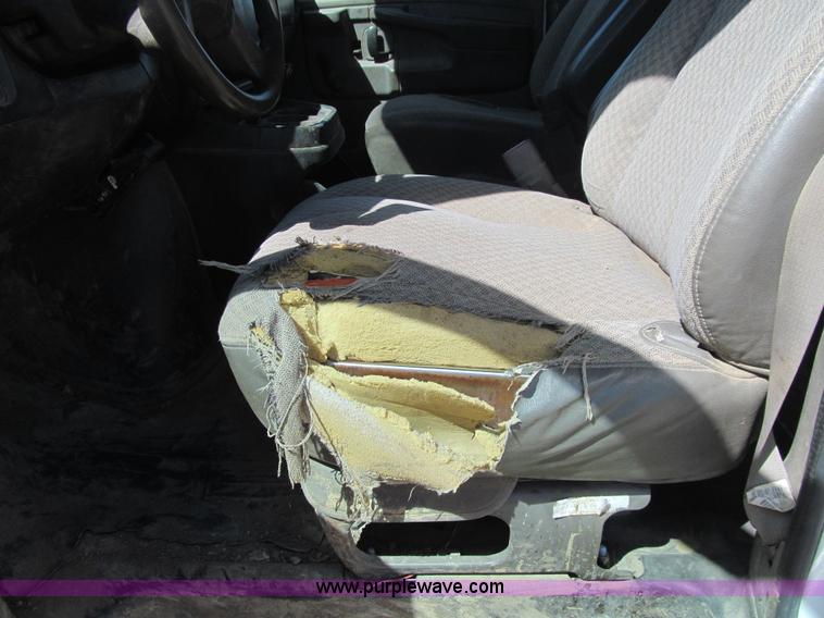 image for item E4697 2004 Chevrolet Express G3500 van