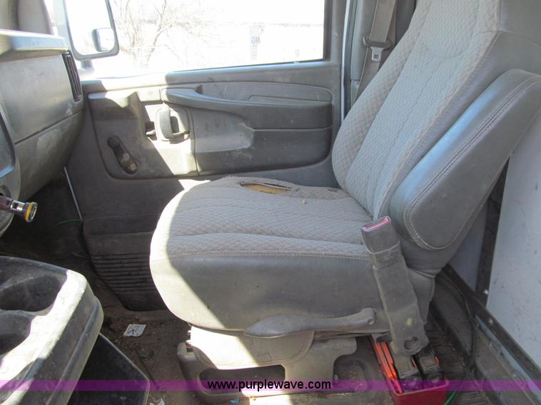 image for item E4697 2004 Chevrolet Express G3500 van