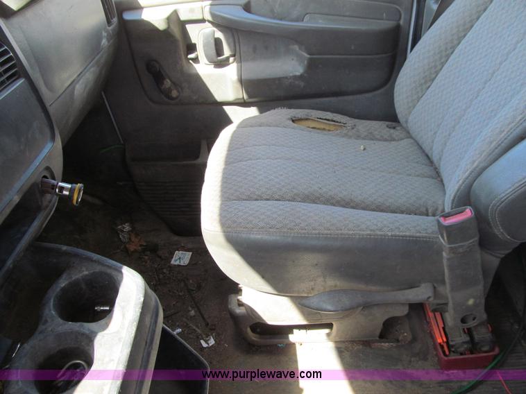 image for item E4697 2004 Chevrolet Express G3500 van